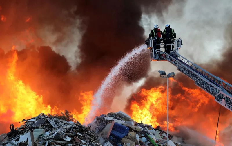 24.07.2019., Zagreb - Pozar u reciklaznom dvoristu Jakusevac. Velik broj vatrogasaca ga stavlja pod kontrolu. Photo: Jurica Galoic/PIXSELL