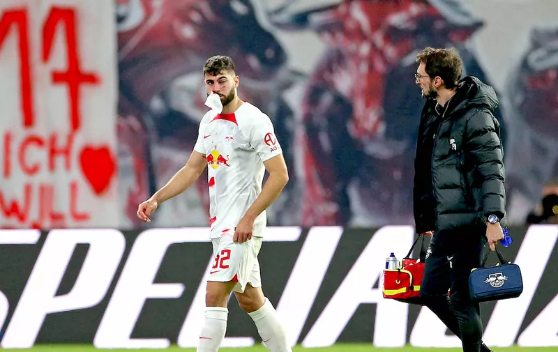 09.11.2022, Fussball 1. Bundesliga 2022/2023, 14. Spieltag, RB Leipzig - SC Freiburg, in der Red Bull Arena Leipzig. Josko Gvardiol li., RB Leipzig muss nach Zusammenprall vom Platz ***DFL and DFB regulations prohibit any use of photographs as image sequences and/or quasi-video.*** *** 09 11 2022, Football 1 Bundesliga 2022 2023, Matchday 14, RB Leipzig SC Freiburg, at Red Bull Arena Leipzig Josko Gvardiol li , RB Leipzig must leave the field after collision DFL and DFB regulations prohibit any use of photographs as image sequences and or quasi video