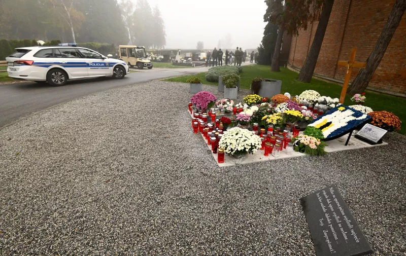 31.10.2022., Zagreb - Policijski automobil parkiran pored groba Milana Bandica na Mirogoju. Photo: Marko Lukunic/PIXSELL