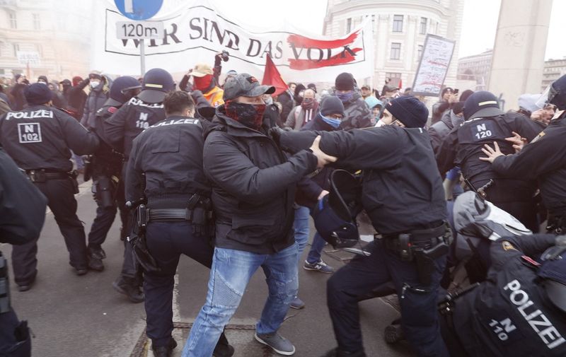 Police clashes with protesters during a demonstration against measures taken to curb the Covid-19 corona pandemic in Vienna, on December 4, 2021. (Photo by FLORIAN WIESER / APA / AFP) / Austria OUT