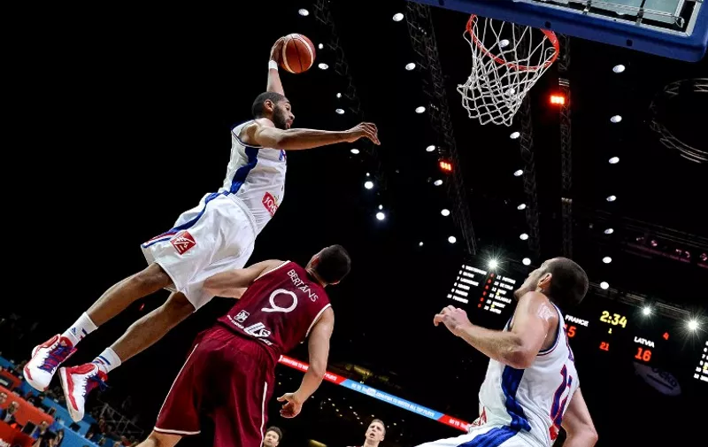 France's shooting guard Nicolas Batum (L) goes to the basket during the round of 8 basketball match between France and Latvia at the EuroBasket 2015 in Lille, northern France, on September 15, 2015. AFP PHOTO / PHILIPPE HUGUEN