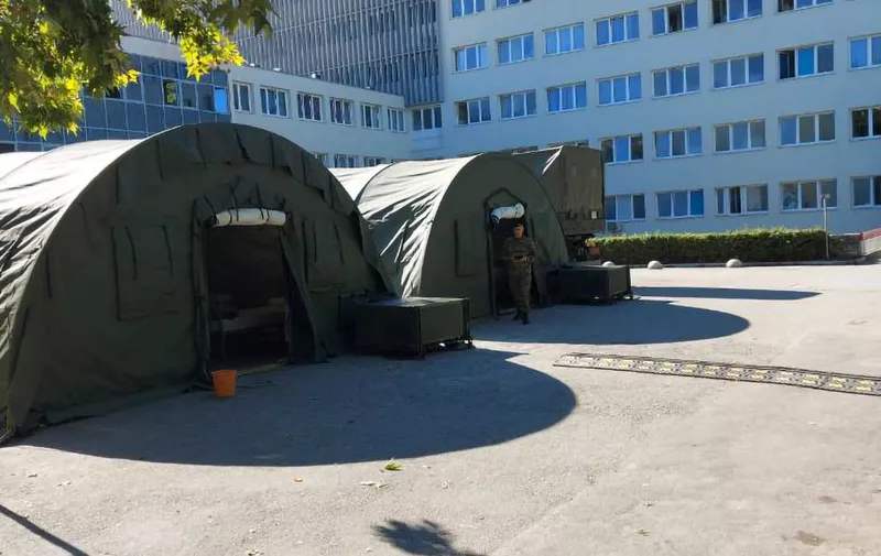 Pripadnici ZzP-a postavili dva šatora Alaska ispred KBC-a Split
