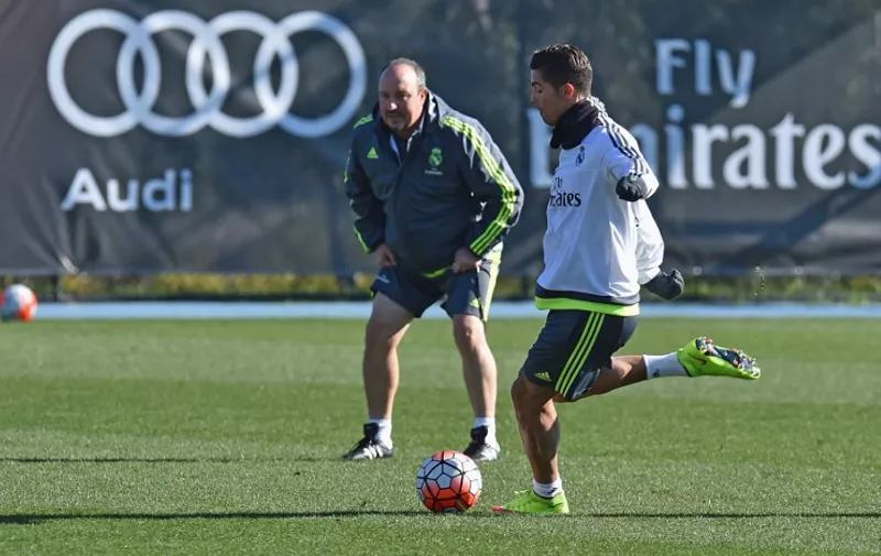 Real Madrid's coach Rafa Benitez (L) watches forward Cristiano Ronaldo (R) during a team training session during the International Champions Cup tournament in Melbourne on July 20, 2015. AFP PHOTO / Paul CROCK -- IMAGE RESTRICTED TO EDITORIAL USE - STRICTLY NO COMMERCIAL USE