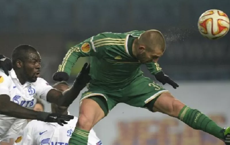 Panathinaikos' defender from Croatia Gordon Schildenfeld (2nd L) and Panathinaikos' forward from Croatia Mladen Petric (R) fight for the ball with Dinamo Moscow's defender from Congo Christopher Samba (2nd R) during their UEFA Europa League gorup E football match at Khimki arena outside Moscow on November 27, 2014.   AFP PHOTO / ALEXANDER NEMENOV / AFP / ALEXANDER NEMENOV