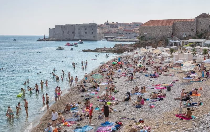 06.06.2015., Dubrovnik - Izuzetno vruc dan i popunjena plaza posjetitelja koji uzivaju u kupanju na plazi Banj.
Photo: Grgo Jelavic/PIXSELL