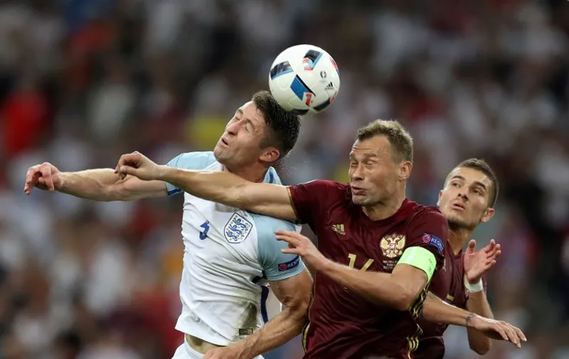 England&#8217;s defender Gary Cahill (L) vies with Russia&#8217;s defender Vasily Berezutskiy during the Euro 2016 group B football match between England and Russia at the Stade Velodrome in Marseille on June 11, 2016. / AFP PHOTO / Valery HACHE