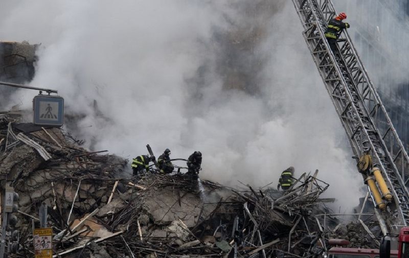 Firefighters work to extinguish the fire in a building that collapsed after catching fire in Sao Paulo, Brazil, on May 1, 2018.
A 24-storey building in the center of Sao Paulo, Brazil's biggest city, collapsed early May 1 after a blaze that rapidly tore through the structure, reportedly killing one person. Dozens of homeless families were squatting in the building, according to local media. / AFP PHOTO / Nelson ALMEIDA