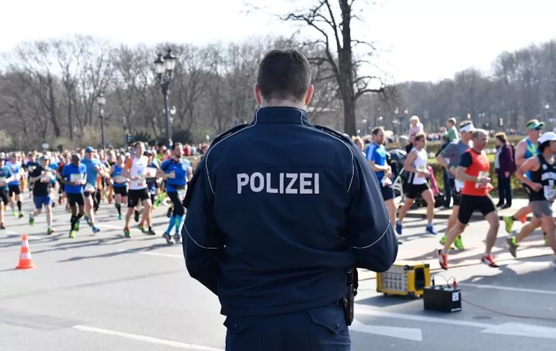 Police patrol during the half-marathon in Berlin on April 8, 2018.
 / AFP PHOTO / dpa / Christophe Gateau / Germany OUT