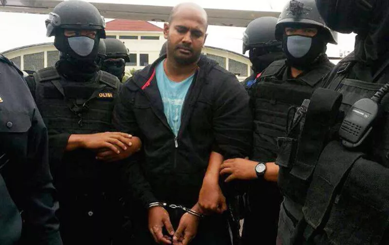 (FILES) This file picture taken on March 4, 2015 shows Indonesian police commandos escorting Australian drug smuggler on death row Myuran Sukumaran during his arrival in Cilacap in central Java island. An Indonesian court on April 6, 2015 rejected the appeals by Australian drug smugglers Andrew Chan and Myuran Sukumaran facing imminent execution. AFP PHOTO/FILES
