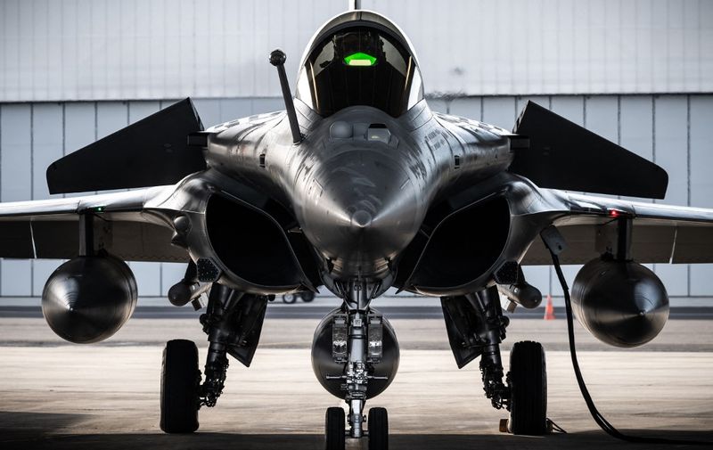 A French rafale fighter jet pilot sits in his aircraft prior to taking off for a daily NATO border watch mission sortie over Poland at the Mont-de-Marsan airbase, southwestern France, on March 1, 2022. - As the war continues in Ukraine the Mont-de-Marsan air base has been flying Rafales daily to the eastern NATO borders for surveillance missions. (Photo by Philippe LOPEZ / AFP)