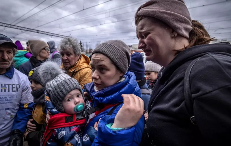 Families arrive to board a train at Kramatorsk central station as they flee the eastern city of Kramatorsk, in the Donbass region on April 4, 2022, amid Russian invasion of Ukraine. - Since Russia announced its intention to concentrate its efforts on the "liberation" of Donbas, the traditional mining region in the east of Ukraine, residents have lived in fear of a major military offensive. (Photo by FADEL SENNA / AFP)