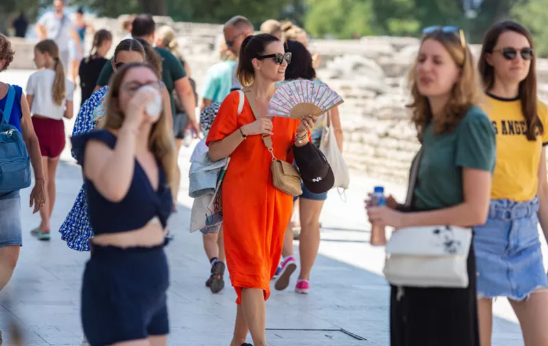 23.07.2022., Zadar -  Vrhunac toplinskog vala stigao je u Dalmaciju.Gradjani i turisti iako je vruce izasli su na gradske ulice Photo: Sime Zelic/PIXSELL