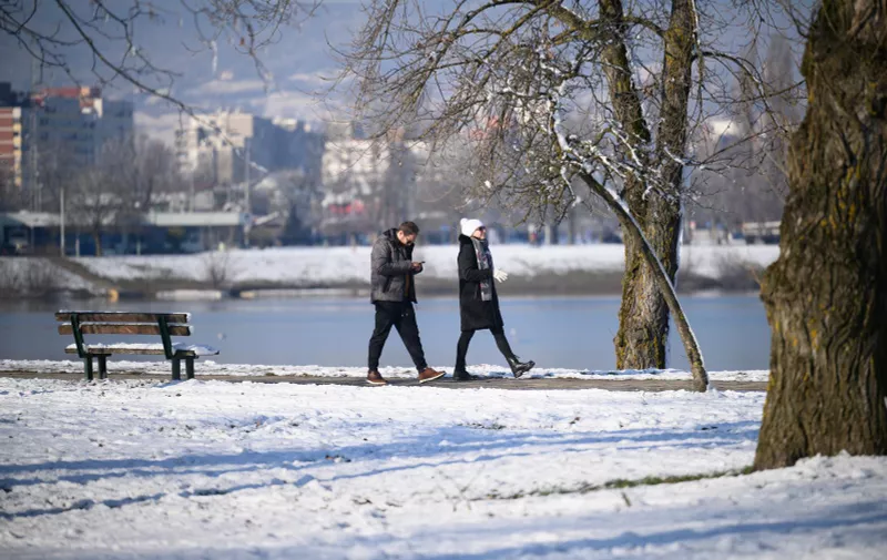 20.01.2024., Zagreb - Gradjani uzivaju u snjeznim aktivnostima na jezeru Jarun.
 Photo: Davor Puklavec/PIXSELL