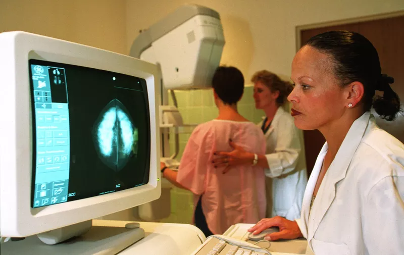 NWS LDN20000713DC_Breast3
Dr. Lauren McCurdy looks at the new larger image on a "Full Field Digital Mamography Unit" at St. Joe's Hospital.  Assiting patient (staff model) in the background is Mamography Technologist Yolanda Mundt. 
DAVE CHIDLEY / The London Free Press   