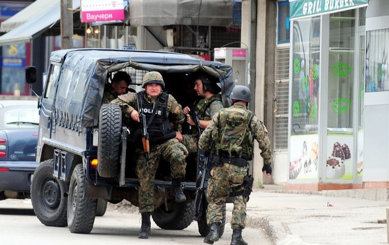Makedonski grad Kumanovo poprište je žestokih sukoba između policije i zasad nepoznate naoružane skupine. Prema neslužbenim inormacijama ubijena su tri policajca, a 20 osoba je ranjeno.  ROBERT ATANASOVSKI/AFP PHOTO
