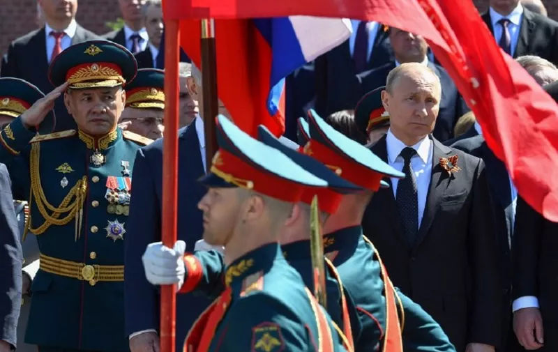 Russian President Vladimir Putin and acting Defence Minister Sergei Shoigu take part in a wreath laying ceremony marking the 73rd anniversary of the Soviet Union's victory over Nazi Germany during World War II on May 9, 2018 at the Tomb of the Unknown Soldier by the Kremlin wall in Moscow. / AFP PHOTO / Yuri KADOBNOV