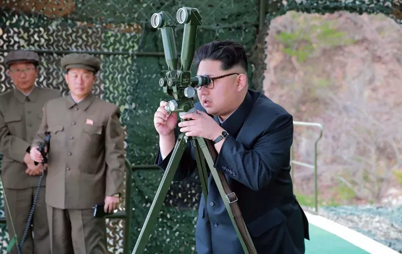 Kim Jong-Un u inspekciji oružja