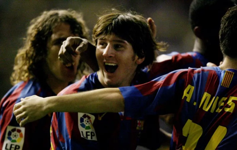Barcelona's Lionel Messi (C) celebrates after teamate Samuel Eto'o scored against Cadiz during a Spanish league football match at the Ramón de Carranza stadium in Cádiz, 17 December 2005. AFP PHOTO/ JOSÉ LUIS ROCA.