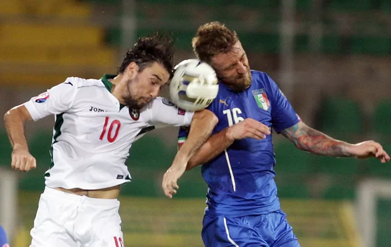 Italy's Daniele De Rossi (R) and Bulgaria's Ivelin Popov head the ball during Euro 2016 qualifying football match Italy vs Bulgaria at Renzo Barbera Stadium in Palermo on September 06, 2015. AFP PHOTO / MARCELLO PATERNOSTRO