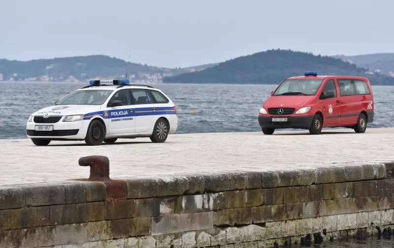 22.03.2015., Zadar - Na rivi u neposrednoj blizini gata, policija je nakon dojave gradjana iz mora izvukla tijelo muskarca. U izvlacenju su sudjelovali djelatnici vatrogasne postrojbe. Ocevid je u tijeku. 
Photo: Dino Stanin/PIXSELL