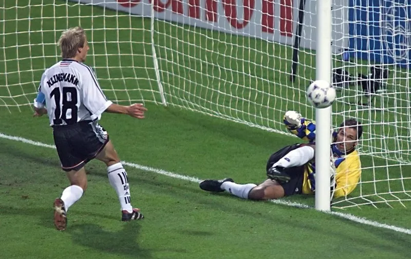 German forward Juergen Klinsmann (L) watches Croatian goalkeeper Drazen Ladic (R) deflecting a shot by German forward Oliver Bierhoff 04 July at Gerland stadium in Lyon, central France during the 1998 Soccer World Cup quarter-final match Germany vs Croatia. (ELECTRONIC IMAGE)   AFP PHOTO    PASCAL GEORGE
 / AFP / PASCAL GEORGE
