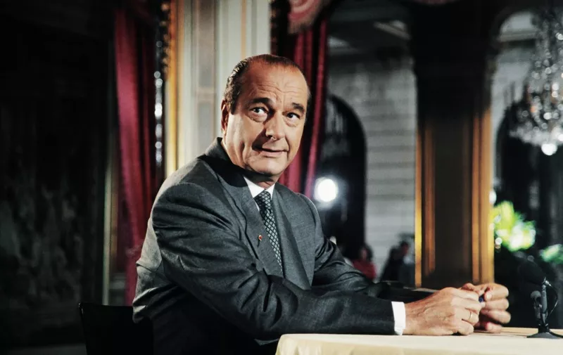 French President Jacques Chirac attends attends the TV programm "7 SUR 7" at the Elysee Palace in Paris on September 10, 1995. (Photo by Michel EULER / POOL / AFP)