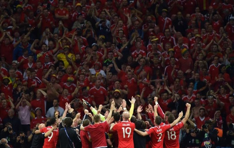 Wales' players celebrate at the end of the Euro 2016 quarter-final football match between Wales and Belgium at the Pierre-Mauroy stadium in Villeneuve-d'Ascq near Lille, on July 1, 2016. / AFP PHOTO / PHILIPPE HUGUEN