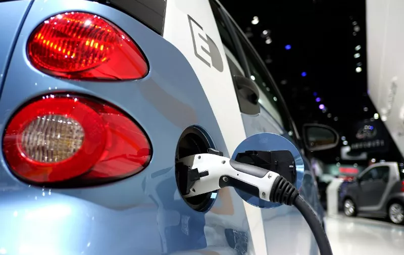 A Smart Electric Car is being charged at a station during the press preview of The North American International Auto Show in Detroit, Michigan, on January 13, 2015. Some 20 manufacturers compete for the spotlight in a US auto market that has been a bright spot in a world where other economies are struggling to grow. AFP PHOTO/JEWEL SAMAD / AFP PHOTO / JEWEL SAMAD