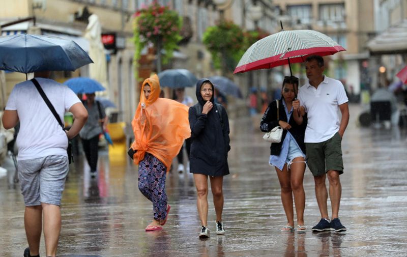 26.07.2022., Rijeka - Kisa na Kvarneru nakon dugo vremena osvjezila prolaznike na Korzu.
 Photo: Goran Kovacic/PIXSELL