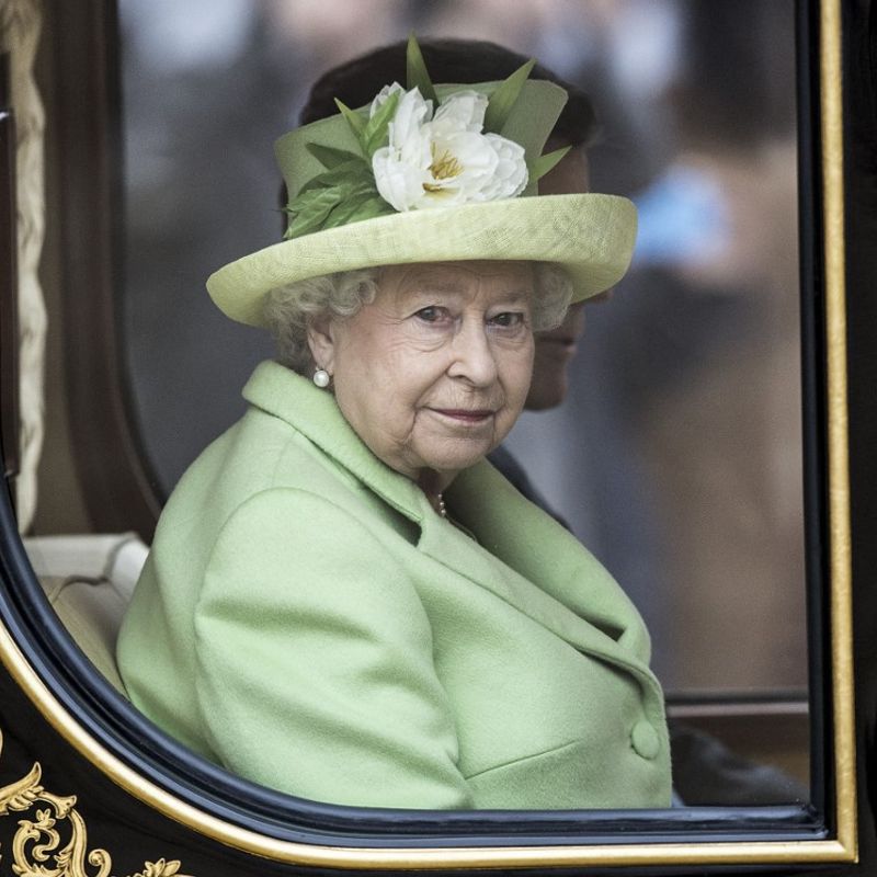 Britain's Queen Elizabeth II looks out of the Diamond Jubilee State Coach as she travels with Colombian President Juan Manuel Santos to Buckingham Palace during a ceremonial welcome for the Colombian president at the start of his three-day state visit at in central London, on November 1, 2016. - Colombian President Juan Manuel Santos, who won this year's Nobel Peace Prize for his efforts to implement a peace deal with FARC rebels, begins a state visit to Britain that includes a trip to once conflict-ridden Northern Ireland. (Photo by RICHARD POHLE / POOL / AFP)
