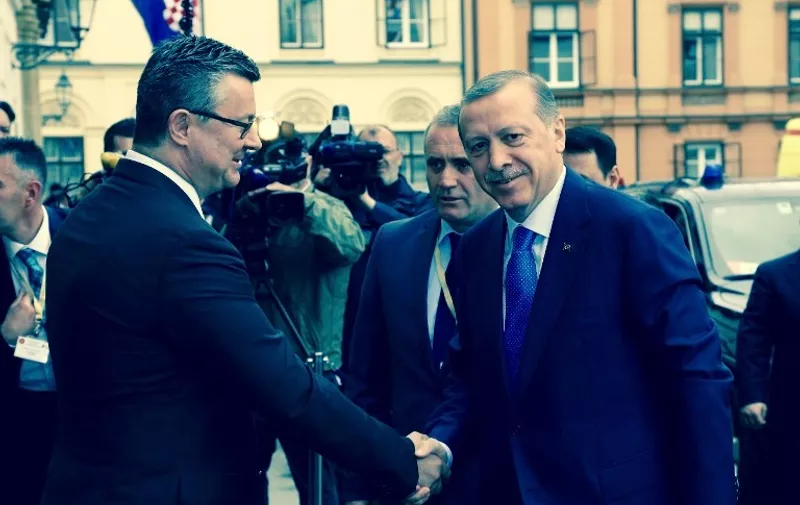 Turkish President Recep Tayyip Erdogan (R) is greeted by Croatian Prime Minister Tihomir Oreskovic outside the Government building in Zagreb, on April 27, 2016. 
Turkish President Erdogan is on a two day official visit to Croatia. / AFP PHOTO / STR