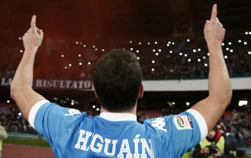 Napoli's Argentinian-French forward Gonzalo Higuain celebrates with fans after winning  the Italian Serie A football match Napoli and Sassuolo Calcio at the San Paolo stadium in Naples on January 16, 2016. / AFP / CARLO HERMANN
