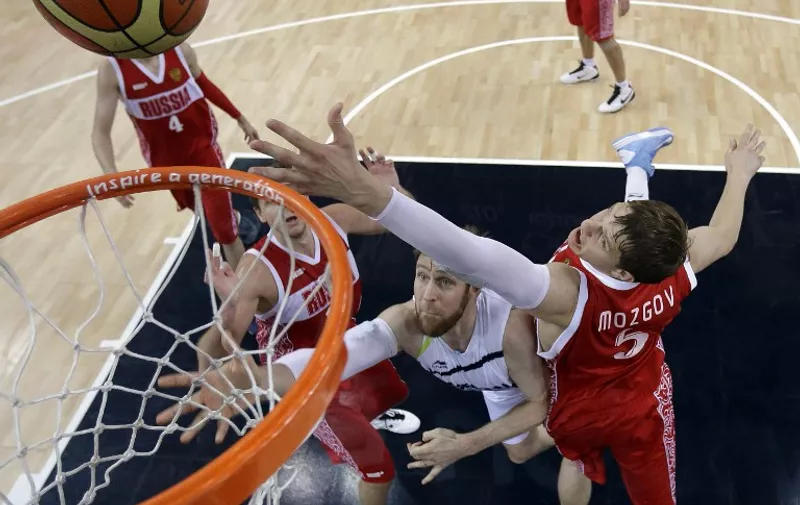 Argentina's Andres Nocioni (C) is challenged by Russia's Timofey Mozgov (R) during the London 2012 Olympic Games men's bronze medal basketball game between the Argentina and Russia at the North Greenwich Arena in London on August 12, 2012. AFP PHOTO /POOL/ERIC GAY