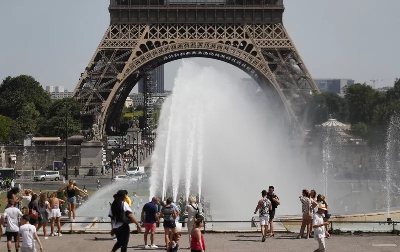Tourists stand near the Trocadero Fountain in Paris during a heatwave on June 28, 2019. - The temperature in France on June 28 surpassed 45 degrees Celsius (113 degrees Fahrenheit) for the first time as Europe wilted in a major heatwave, state weather forecaster Meteo-France said. (Photo by Zakaria ABDELKAFI / AFP)