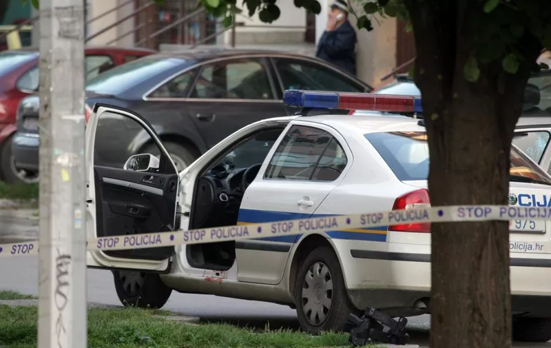 05.05.2009., Zagreb - Dvojica naoruzanih pljackasa upala su popodne u Raiffeisen banku u Sesvetama. U pucnjavi su ranjena trojica policajaca i zastitar. Policajac, kojemu su lopovi pucali u glavu, ubrzo je preminuo, a jedan njegov kolega tesko je ozlijeden. Jednog pljackasa su odmah uhvatili. Prema nesluzbenim informacijama, drugi pljackas navodno se zabarikadirao u susjednoj zgradi, naoruzan do zuba. Ubrzo se, javlja HTV, predao. Novinari su bili upozoreni da se ne priblizavaju mjestu pljacke jer je jos opasno. Glasnogovornik Ravnateljstva policije Krunoslav Borovec kazao je za HTV kako su pljackasi zapucali na patrolna kola policajaca koji su bili u ophodnji i izasli na dojavu. Potvrdio je da su dvojica pljackasa uhicena. Prema izjavama ocevidaca oko banke je bilo stotinjak prolaznika. Propucano je i nekoliko automobila.     
Photo: Sanjin Strukic/24sata