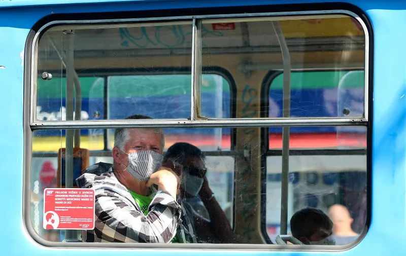 29.06.2020., Zagreb - Odlukom Nacionalnog stozera civilne zastite za vozace i putnike u javnom prometu obavezno je nosenje zastitne maske za lice. Mnogi gradjani nose zastitne maske i na otvorenim javnim povrsinama. 
Photo: Goran Stanzl/PIXSELL