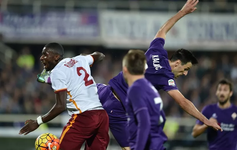 Fiorentina's forward from Croatia Nikola Kalinic (R) fights for the ball with Roma's defender from Germany Antonio Rudiger during the Italian Serie A football match Fiorentina vs AS Roma on October 25, 2015 at the Artemio Franchi stadium in Florence. AFP PHOTO / ALBERTO PIZZOLI