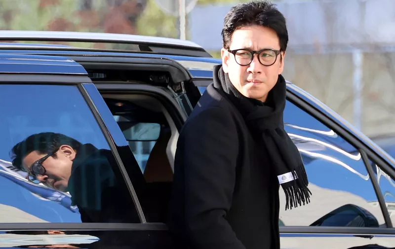This picture taken on December 23, 2023 shows South Korean actor Lee Sun-kyun arriving at a police station in Incheon for his police questioning over his alleged use of marijuana and other psychoactive drugs. South Korean actor Lee Sun-kyun, best known for his role in the Oscar-winning film "Parasite", was found dead on December 27, in an apparent suicide, Yonhap news agency reported. (Photo by Yonhap / YONHAP / AFP) / - South Korea OUT / NO ARCHIVES -  RESTRICTED TO SUBSCRIPTION USE