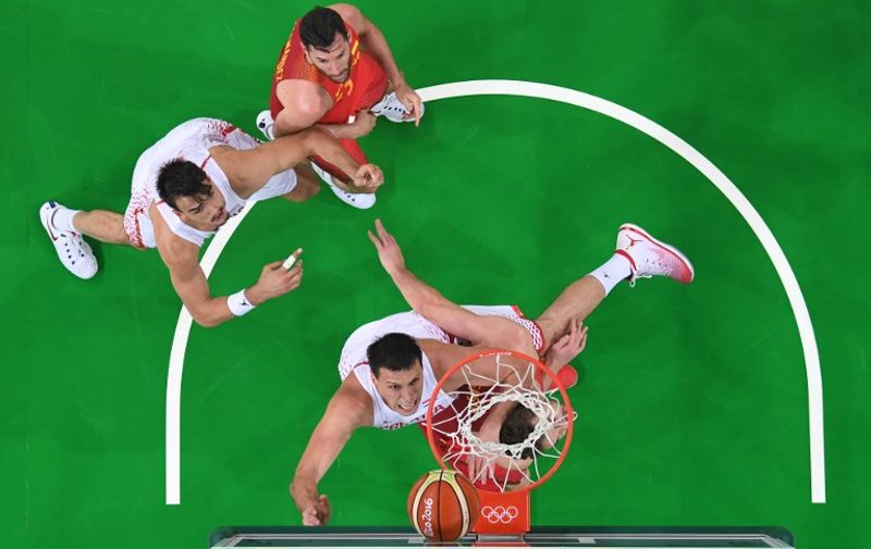 An overview shows Croatia's centre Darko Planinic (C) going for a rebound despite Spain's centre Pau Gasol (Bottom) during a Men's round Group B basketball match between Croatia and Spain at the Carioca Arena 1 in Rio de Janeiro on August 7, 2016 during the Rio 2016 Olympic Games. / AFP PHOTO / Mark RALSTON