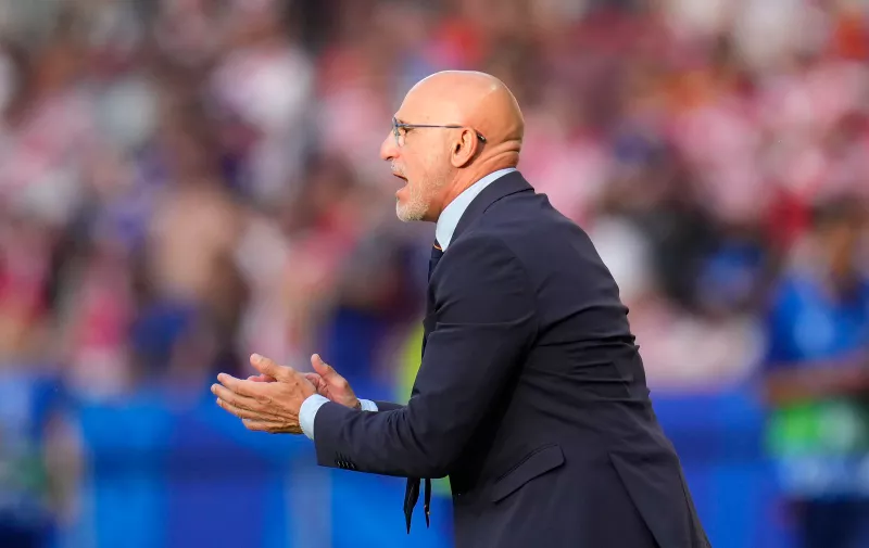 Spain's head coach Luis de la Fuente gives instructions during a Group B match between Spain and Croatia at the Euro 2024 soccer tournament in Berlin, Germany, Saturday, June 15, 2024. Spain defeated Croatia 3-0. (AP Photo/Manu Fernandez)
