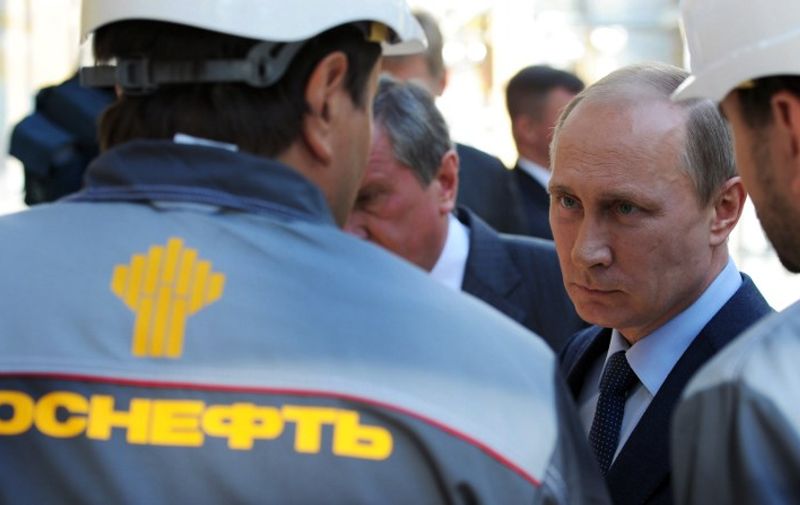 Russia's President Vladimir Putin (2nd R) visits a refinery of Russian oil giant Rosneft  in the Black Sea port of Tuapse in southern Russia, on October 11, 2013.  AFP PHOTO/ RIA-NOVOSTI/ POOL/ ALEXEI NIKOLSKY / AFP PHOTO / RIA-NOVOSTI / ALEXEI NIKOLSKY
