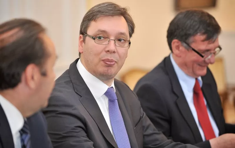 Serbian Prime Minister, Aleksandar Vucic (C) consults with members of his delegation on May 13, 2015 during a meeting with members of Bosnia and Herzegovina's tripartite presidency in Sarajevo. Vucic and his delegation are on a one-day visit to Bosnia and Herzegovina. AFP PHOTO / ELVIS BARUKCIC