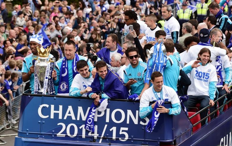 Chelsea's Ivorian striker Didier Drogba (L) and Chelsea's English defender John Terry hold the Premier league trophy as they take part in an open top bus parade along Kings Road in London to celebrate winning the league on May 25, 2015.
 AFP PHOTO / LEON NEAL