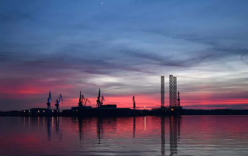 Suton iznad brodogradilišta Uljanik 07.02.2019., Pula - Suton iznad brodogradilista Uljanik. 
Photo: Dusko Marusic/PIXSELL