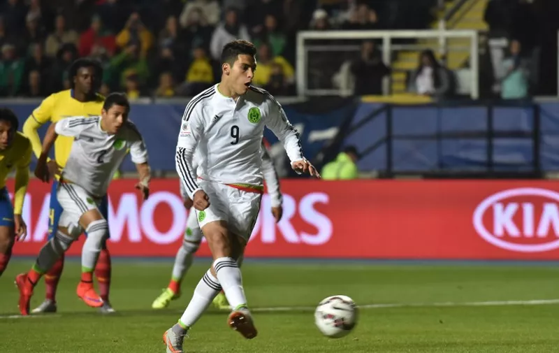Mexico's forward Raul Jimenez takes a penlty to score against Ecuador during their 2015 Copa America football championship match, in Rancagua, Chile, on June 19, 2015.  AFP PHOTO / NELSON ALMEIDA