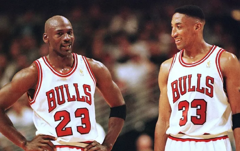 Michael Jordan (L) and Scottie Pippen (R) of the Chicago Bulls talk during the final minutes of their game 22 May in the NBA Eastern Conference finals aainst the Miami Heat at the United Center in Chicago, Illinois. The Bulls won the game 75-68 to lead the series 2-0.   AFP PHOTO/VINCENT LAFORET (Photo by VINCENT LAFORET / AFP)