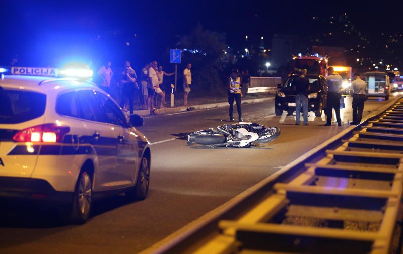 Split: Vozač motocikla preminuo nakon sudara  22.07.2018., Split - Zbog ocevida nakon prmetne nesrece koja se dogodila oko 21 i 45 na D8 na prilazu Splitu iz pravca Omisa kod Lovrinaca cesta je zatvorena za promet. U sudaru dva osobna vozila i motocikla naknadno je od policije stigla obavijest da je vozac motocikla preminuo.rPhoto: Ivo Cagalj/PIXSELL