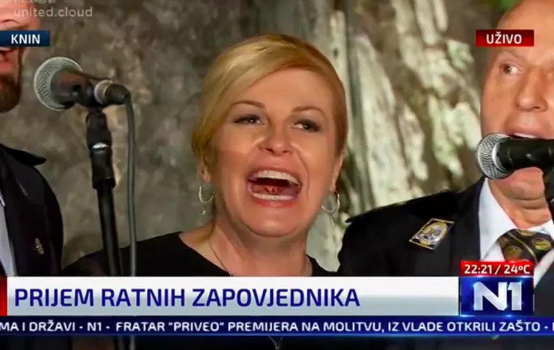 Najpoznatije klapsko pjevanje u Hrvata. Dan pobjede, Knin, tvrđava, predsjednica... Aaaaaaaaaa!!!