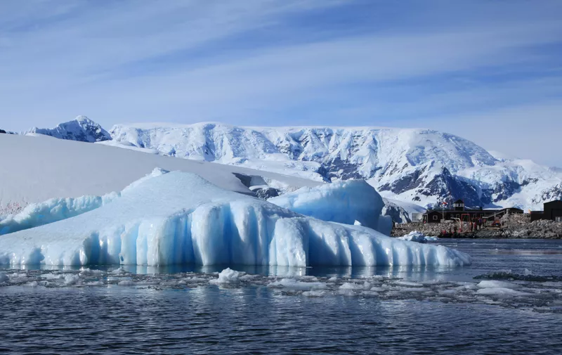 7. Antarktika - U posljednjim desetljećima Antarktika bilježi porast   temperature od tri stupnja, što je pet puta brži trend porasta temperature   zbog globalnog zatopljenja nego bilo gdje drugdje u svijetu. Proces uzrokuje   sve veće topljenje leda. Wkipedia