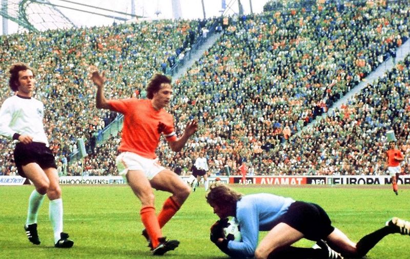 West German goalkeeper Sepp Maier catches the ball in front of Dutch forward Johan Cruyff as defender Franz Beckenbauer (L) looks on, 07 July 1974 in Munich, during the World Cup soccer final. Host West Germany beat The Netherlands 2-1 to earn its second World Cup title, twenty years after its first win over Hungary (3-2), 04 July 1954 in Bern.  AFP PHOTO